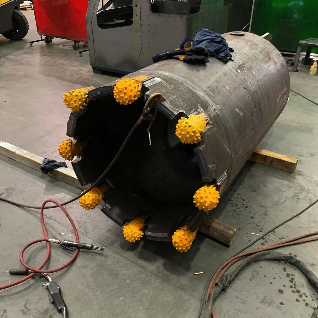 Roller bit for hard rock drilling in piling work
