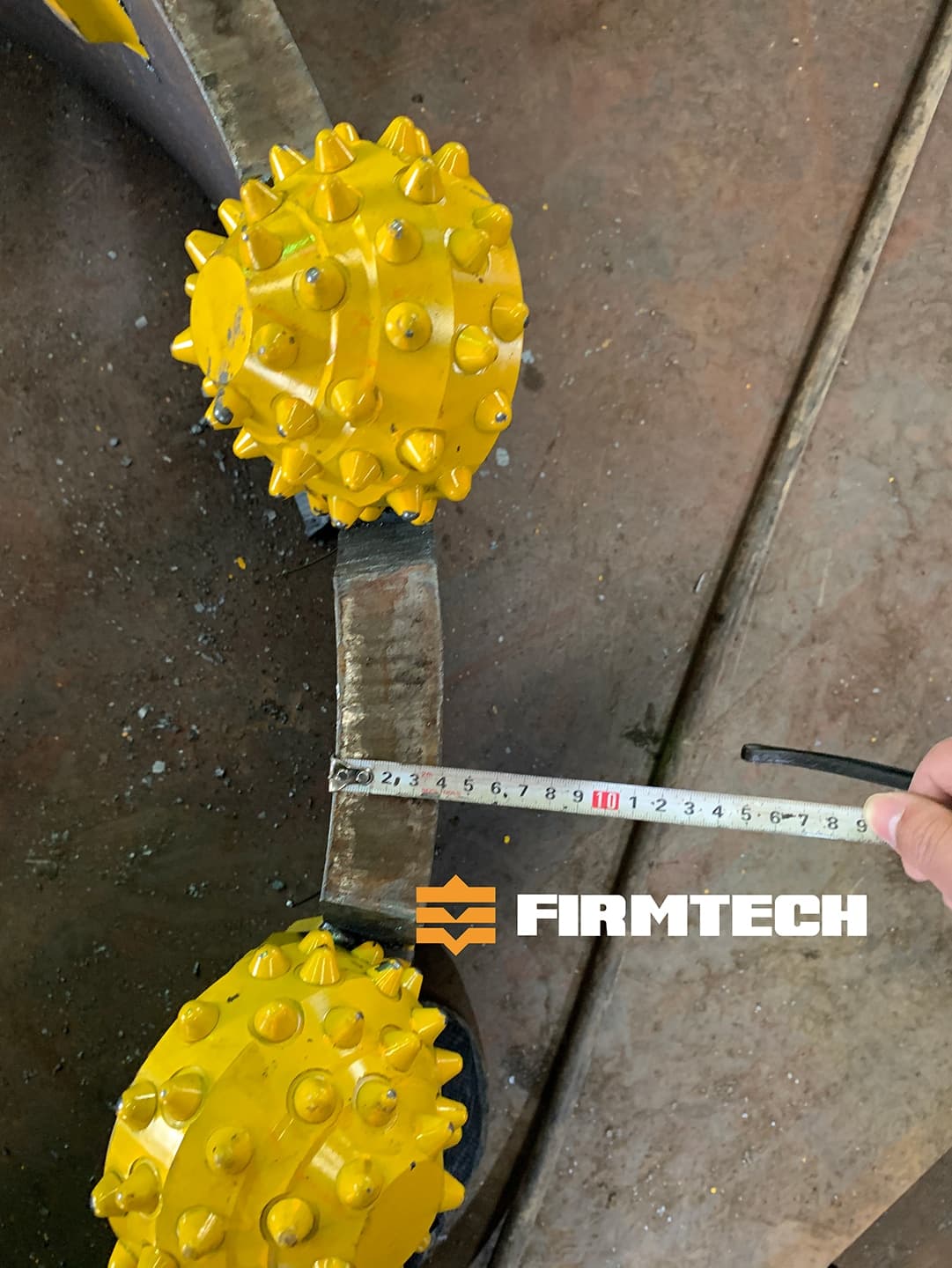 Roller bit for hard rock drilling in piling work