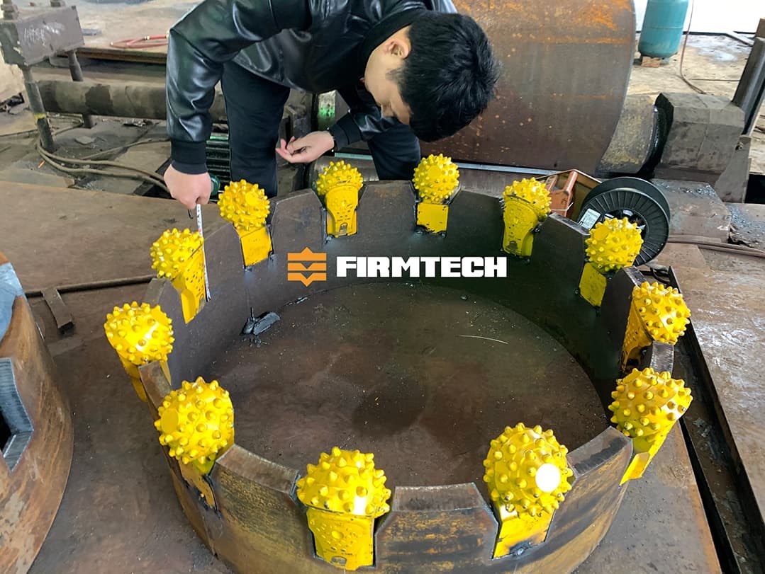 Roller bit for hard rock drilling in piling work