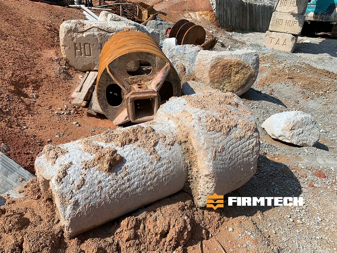 Roller bit for hard rock drilling in piling work