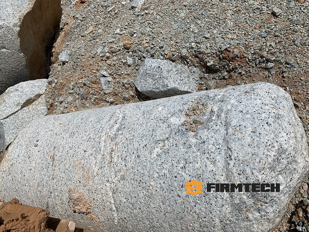 Roller bit for hard rock drilling in piling work
