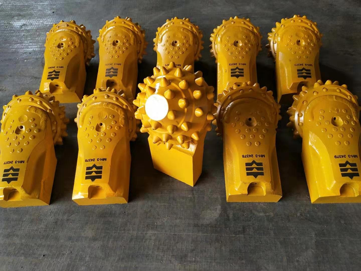 Roller bit for hard rock drilling in piling work