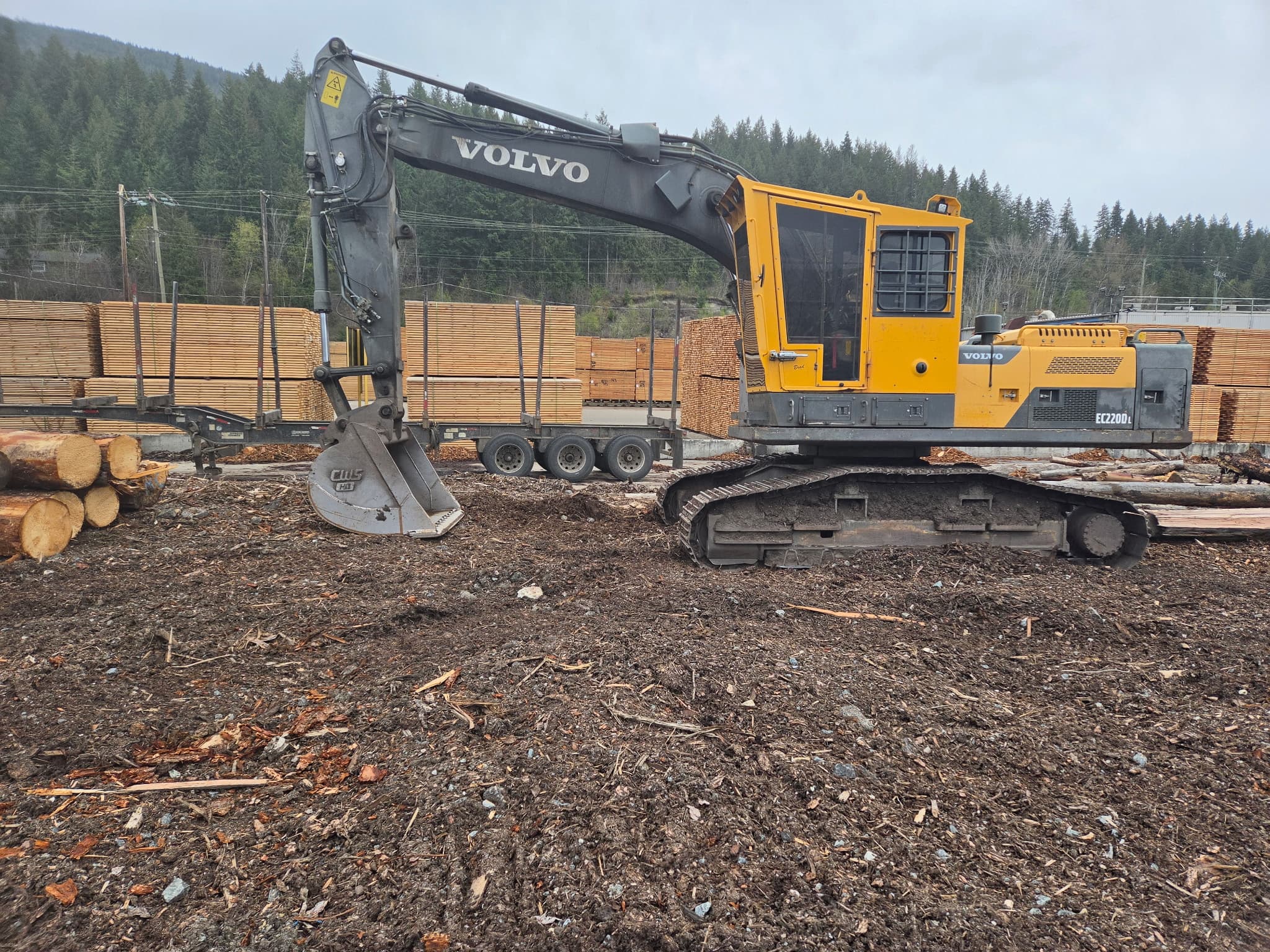 2013 Volvo EC220 Excavator with side grip and grappler