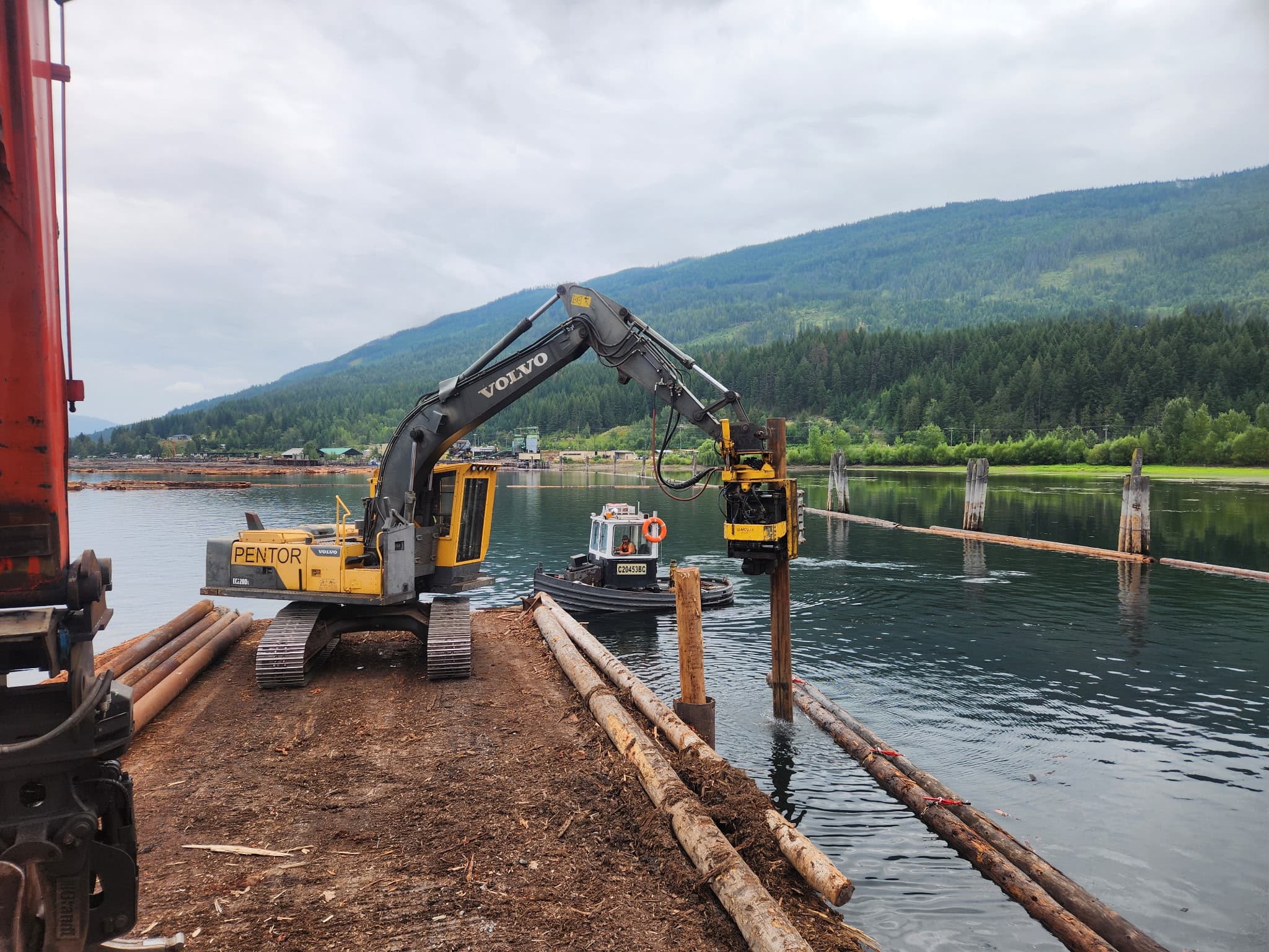 2013 Volvo EC220 Excavator with side grip and grappler image 2013 Volvo EC220 Excavator with side grip and grappler image
