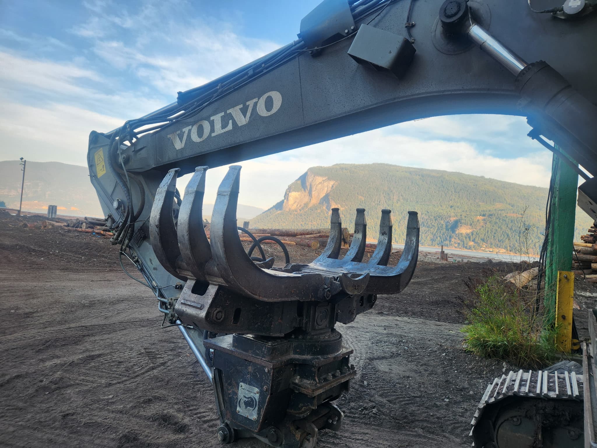 2013 Volvo EC220 Excavator with side grip and grappler